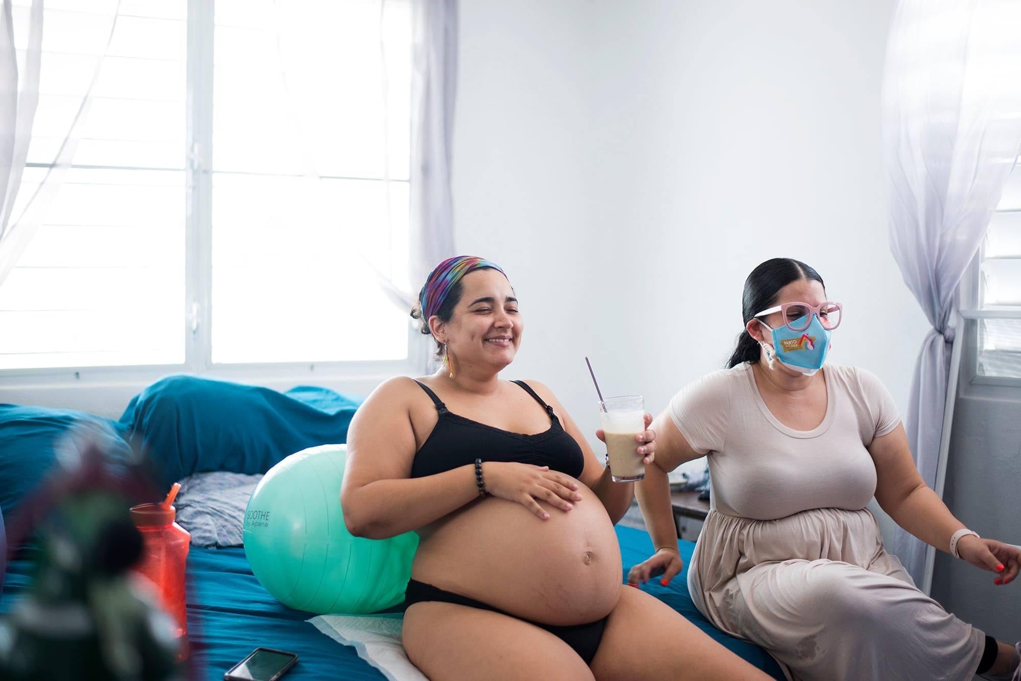 Comer y beber durante el parto.