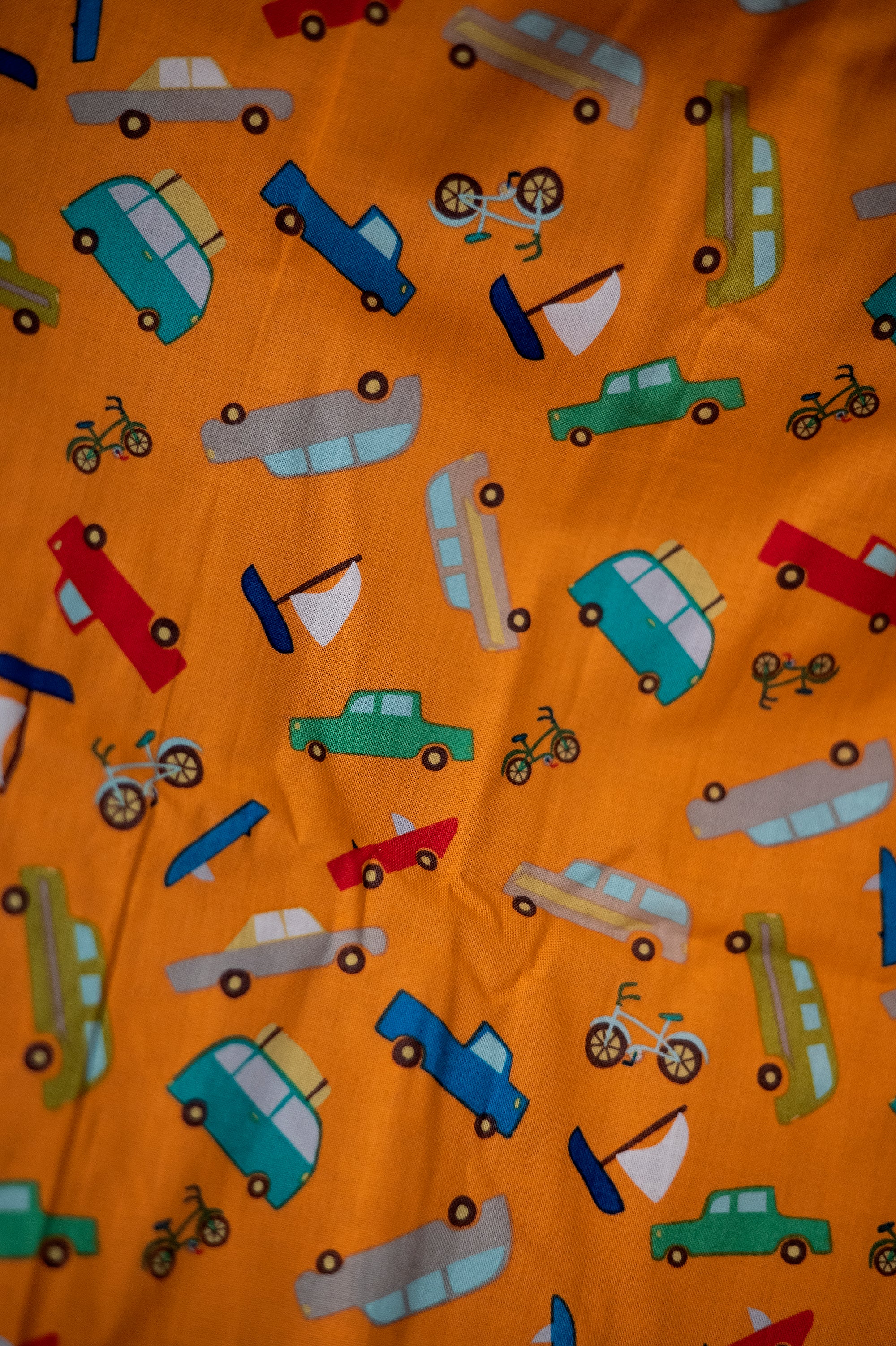 Hamaca azul royal con carritos y botes